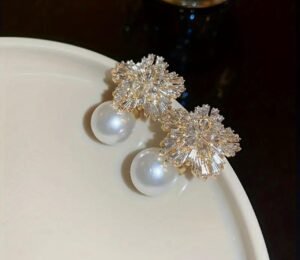 5 WORKING DAYS A pair of snowflake imitation pearl earrings